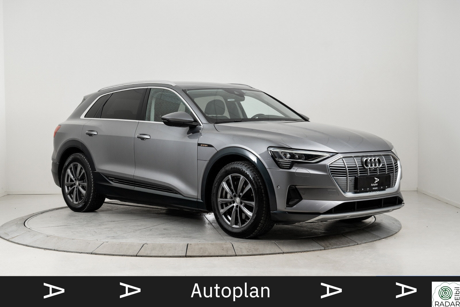AUDI E TRON 55 55 Advanced Business Krok ACC Kamera