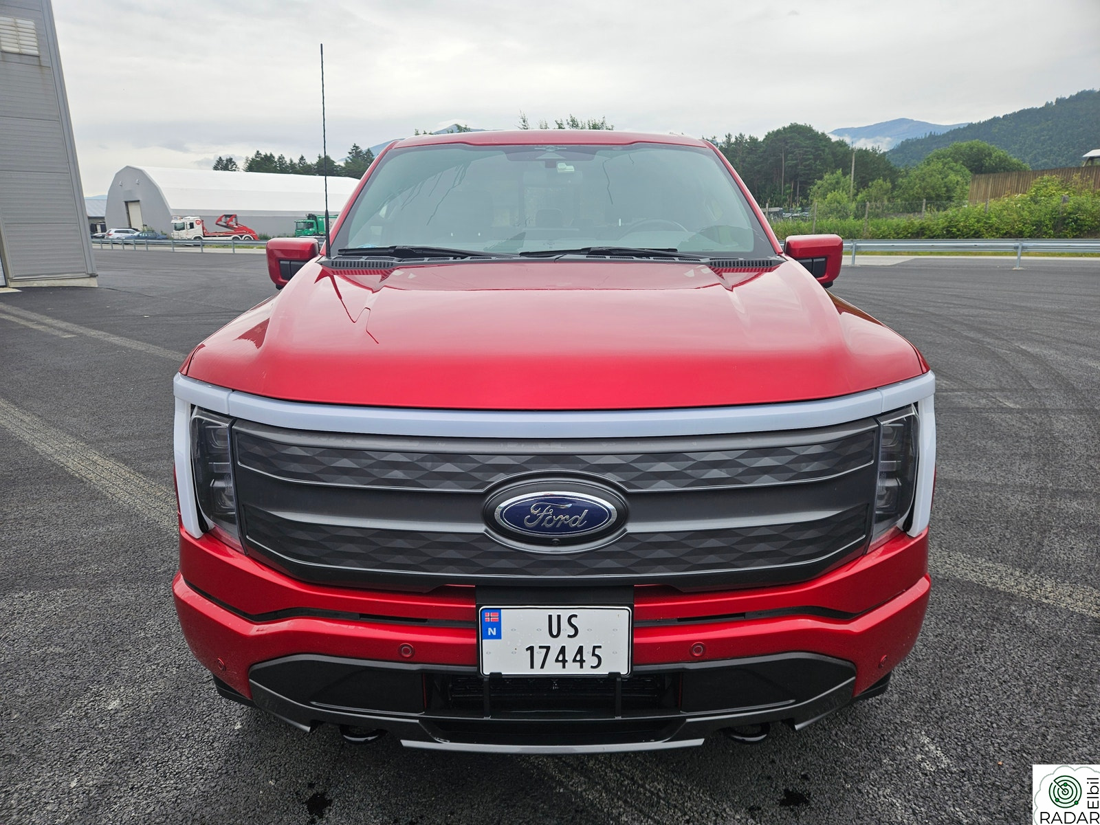 FORD F-150 LIGHTNING LARIAT