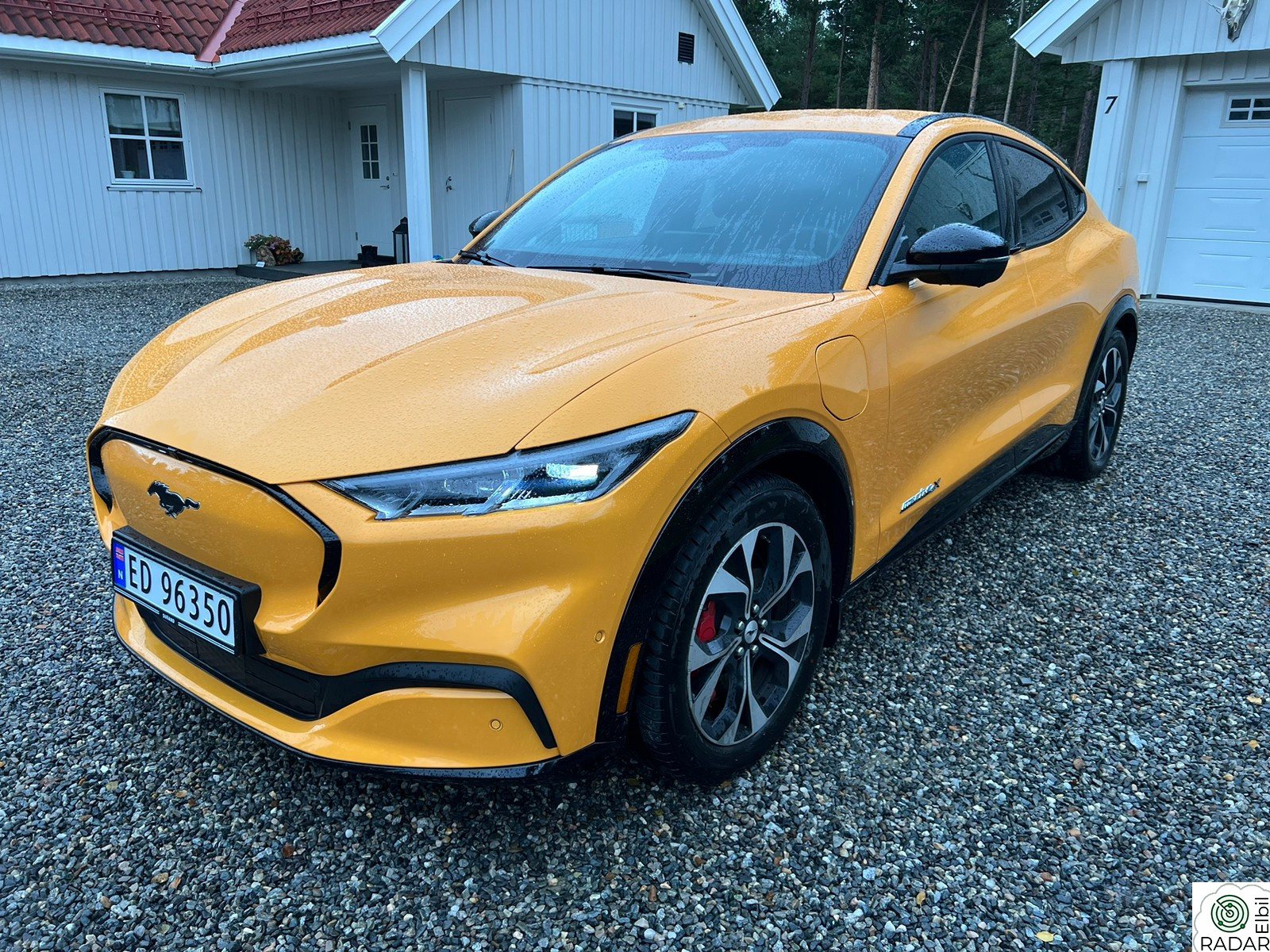 FORD Mustang Mach-E Long Range AWD Premium, krok.