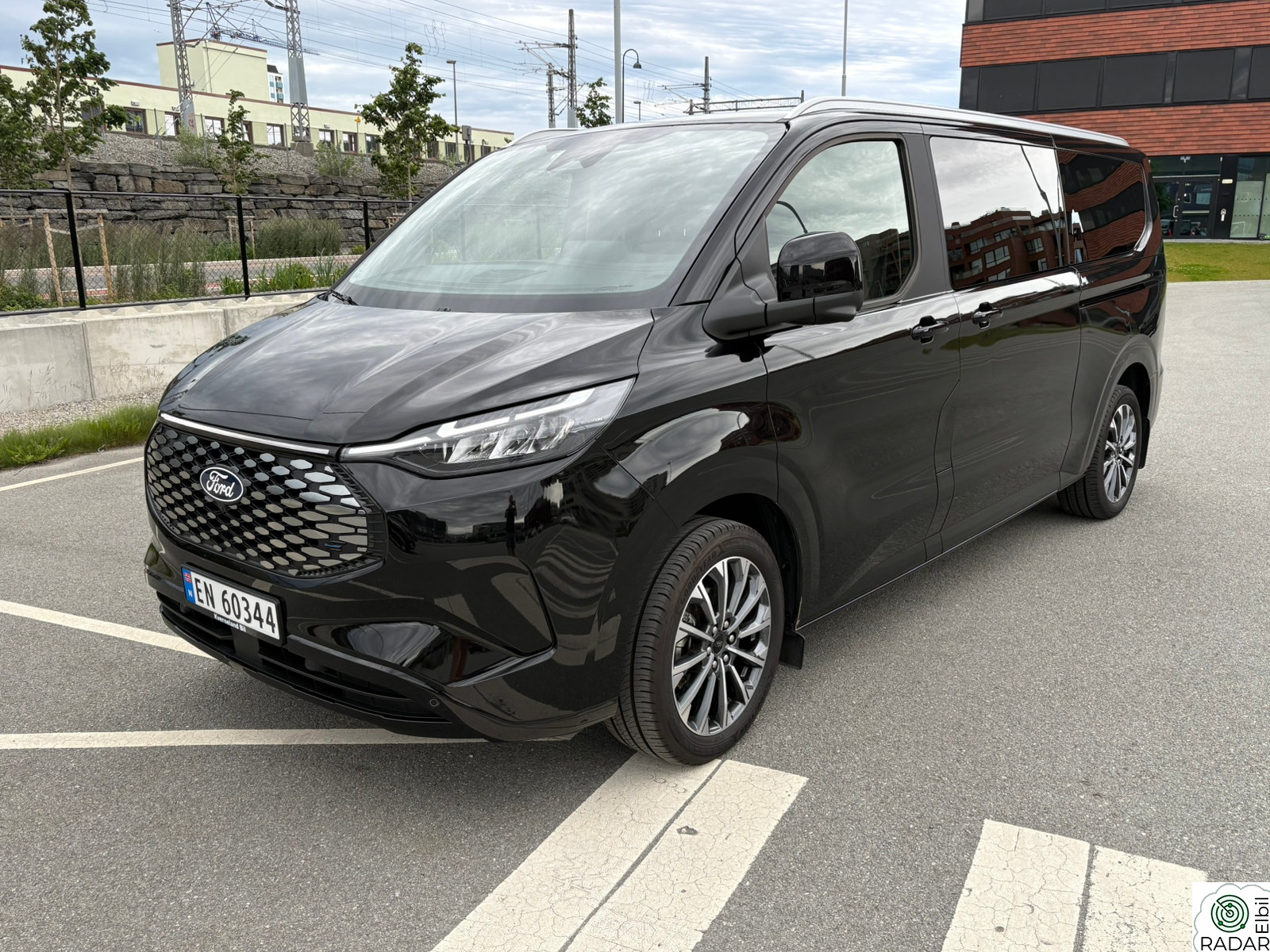 FORD Tourneo Custom 286hk 65kWt L2 Titanium X