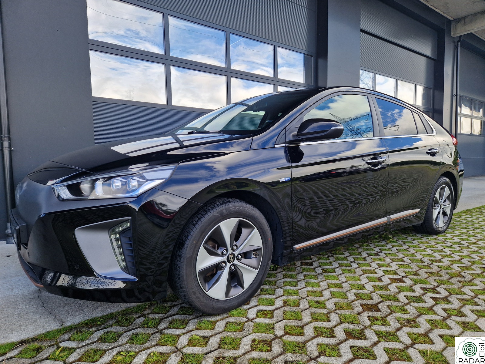 HYUNDAI IONIQ PREMIUM -SKINN-SOLTAK-ALT UTSTYR-GARANTI