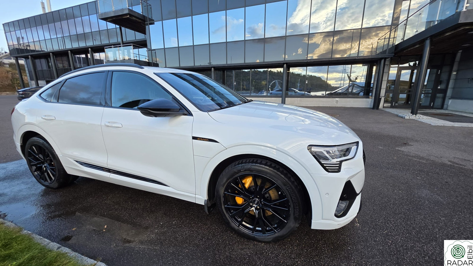 AUDI E TRON SPORTBACK 55 55 / Black Edition / B&O / Topputstyrt / INNBYTTE