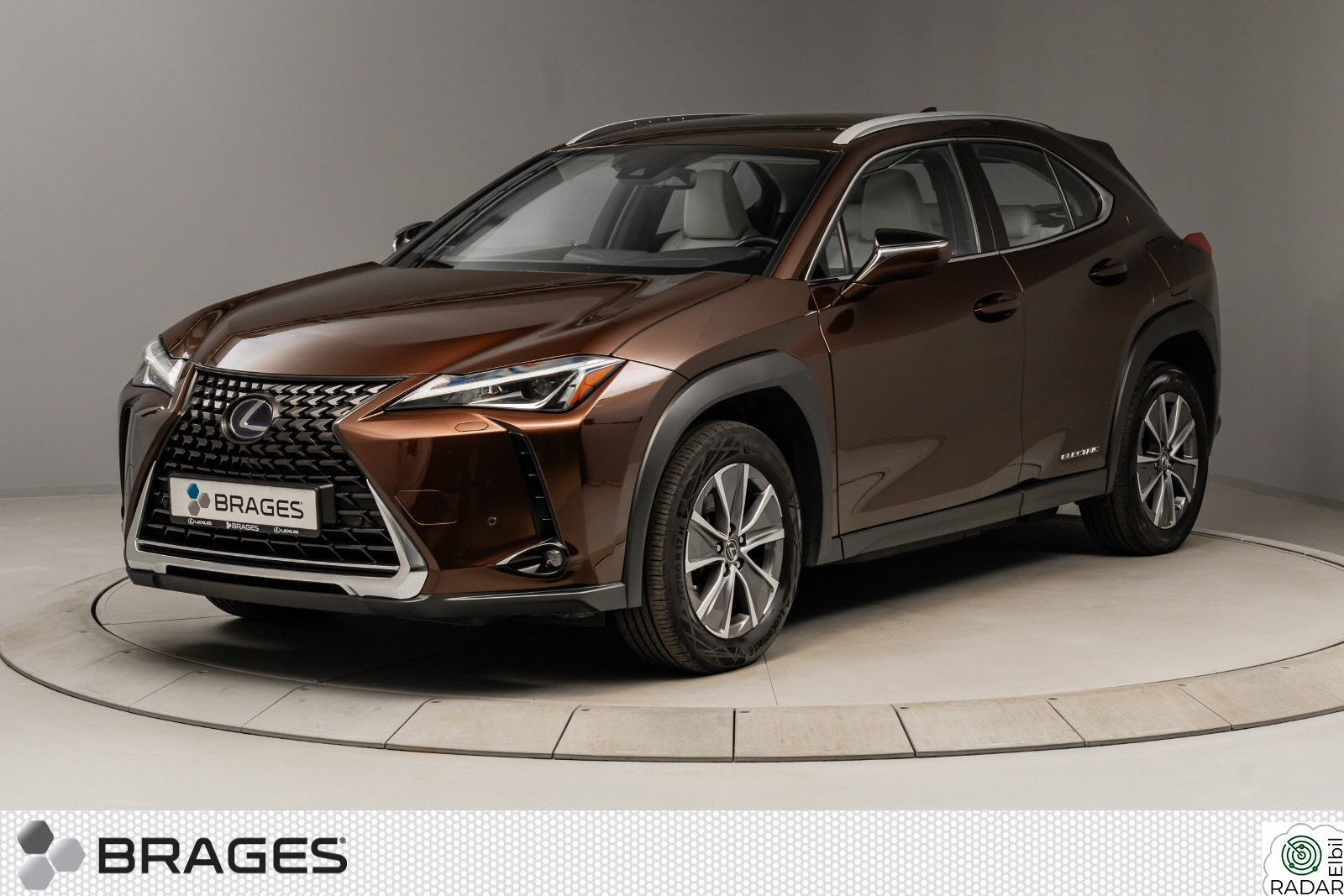 LEXUS UX300E 300e FWD Premium Rad.cru,P.sens,R.kam,Skinn,El.Seter+++